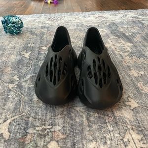 Worn once foam runners “onyx”